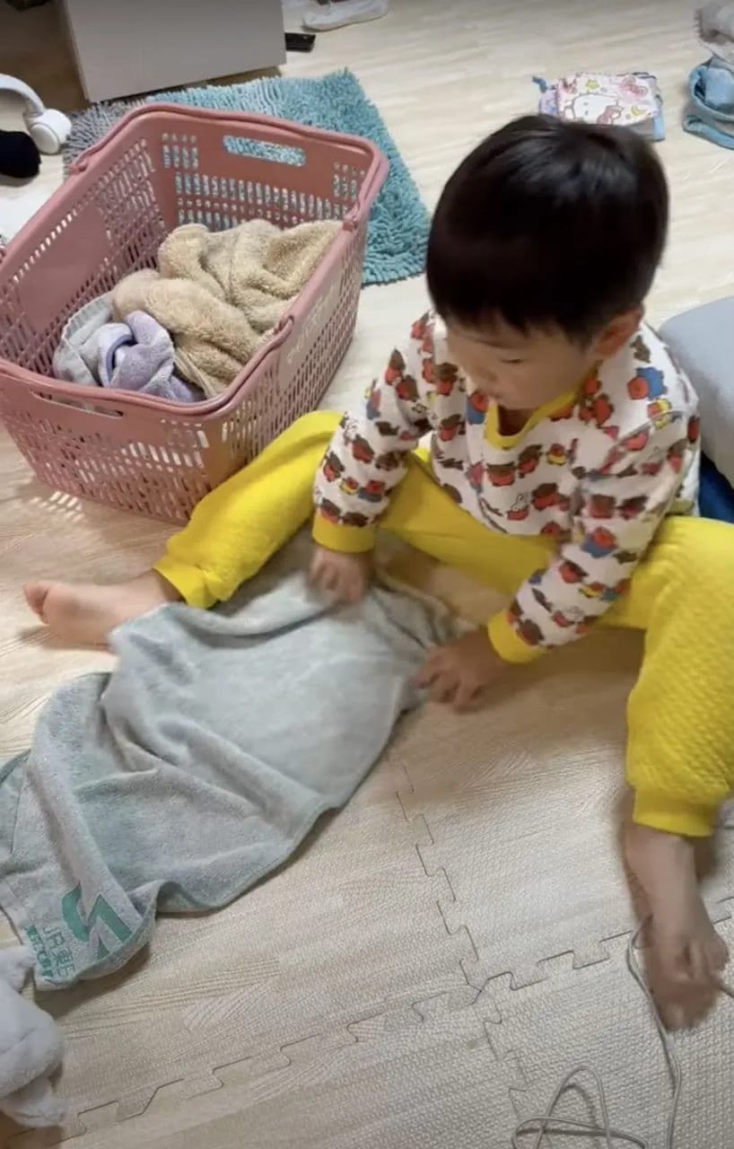 家事を楽しむ4歳児